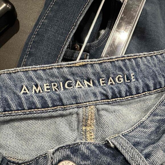 American Eagle Womens Light Wash Distressed Blow Out Knee Tomgirl Jeans‎ Size 4 - Picture 8 of 11